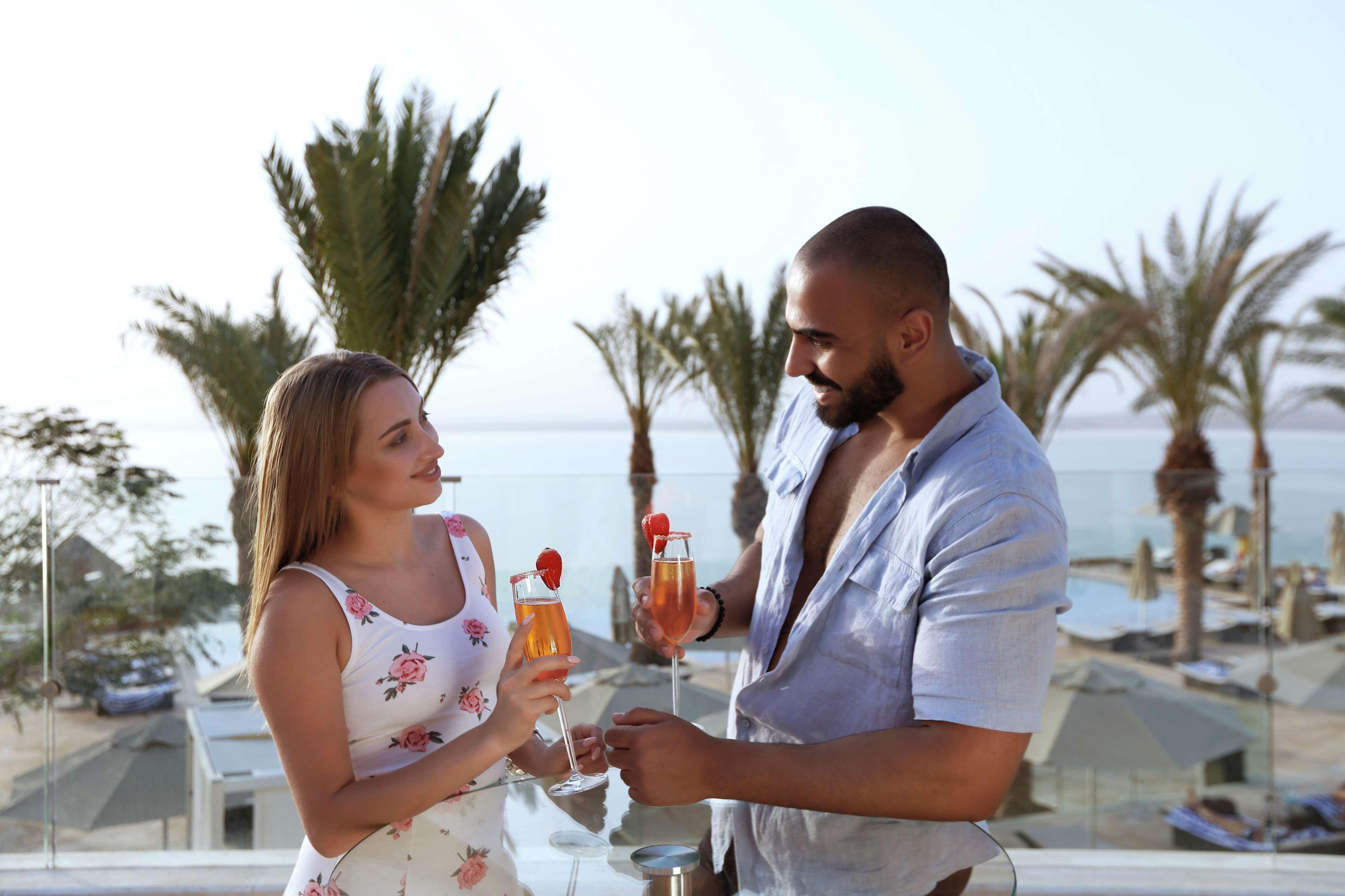 Hilton Dead Sea Resort & Spa Sweimeh Exterior foto A couple drinking cocktails