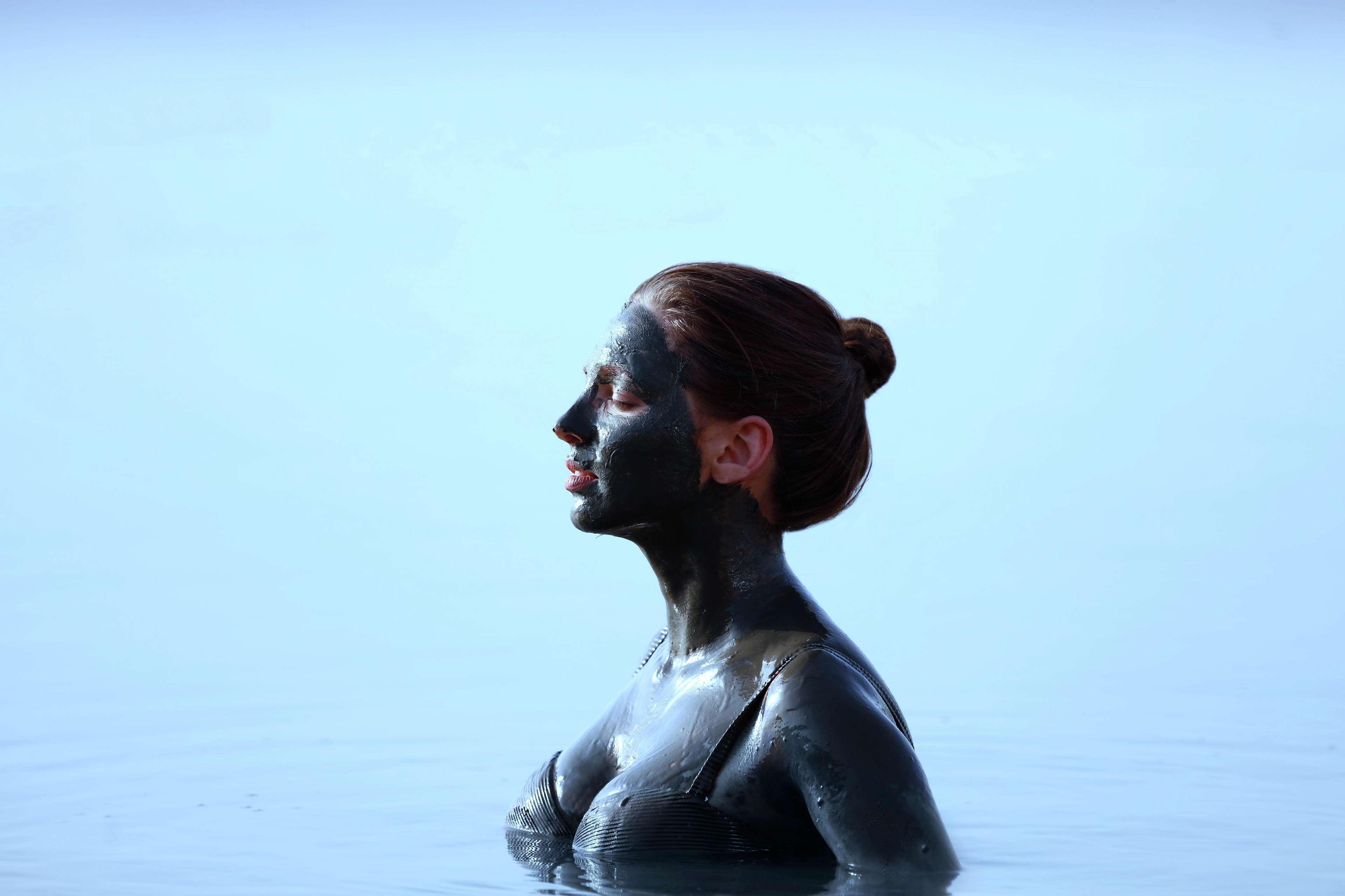 Hilton Dead Sea Resort & Spa Sweimeh Exterior foto Mud bath at the Dead Sea