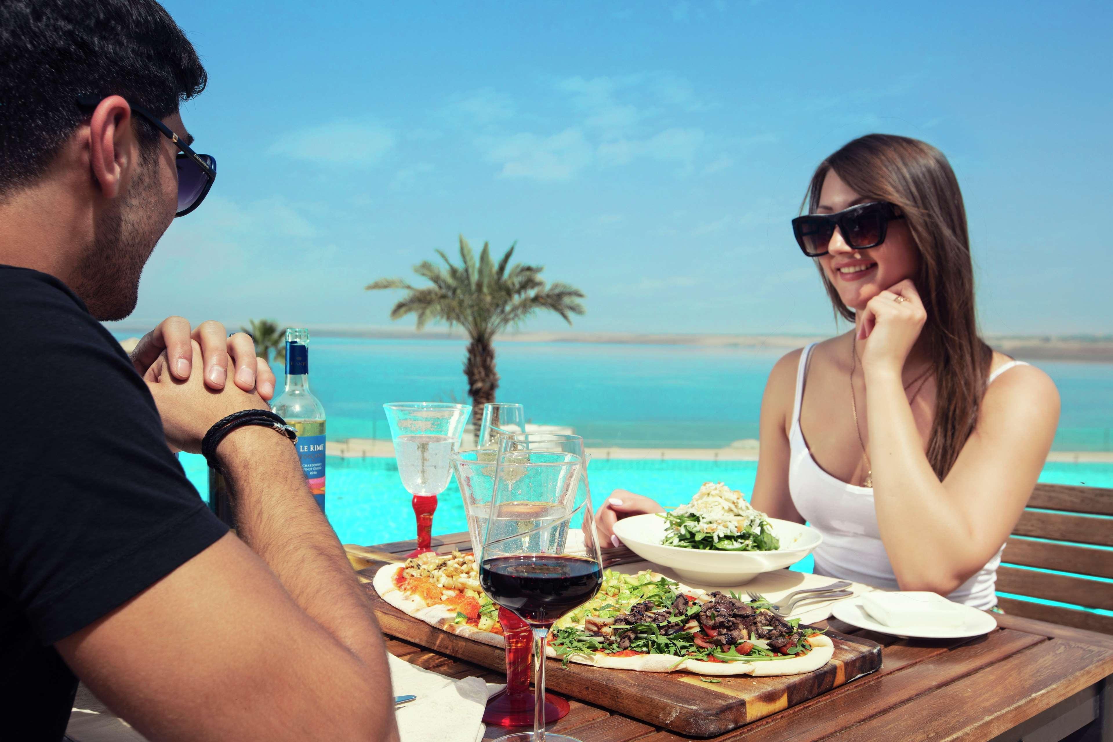 Hilton Dead Sea Resort & Spa Sweimeh Exterior foto A couple dining at a restaurant