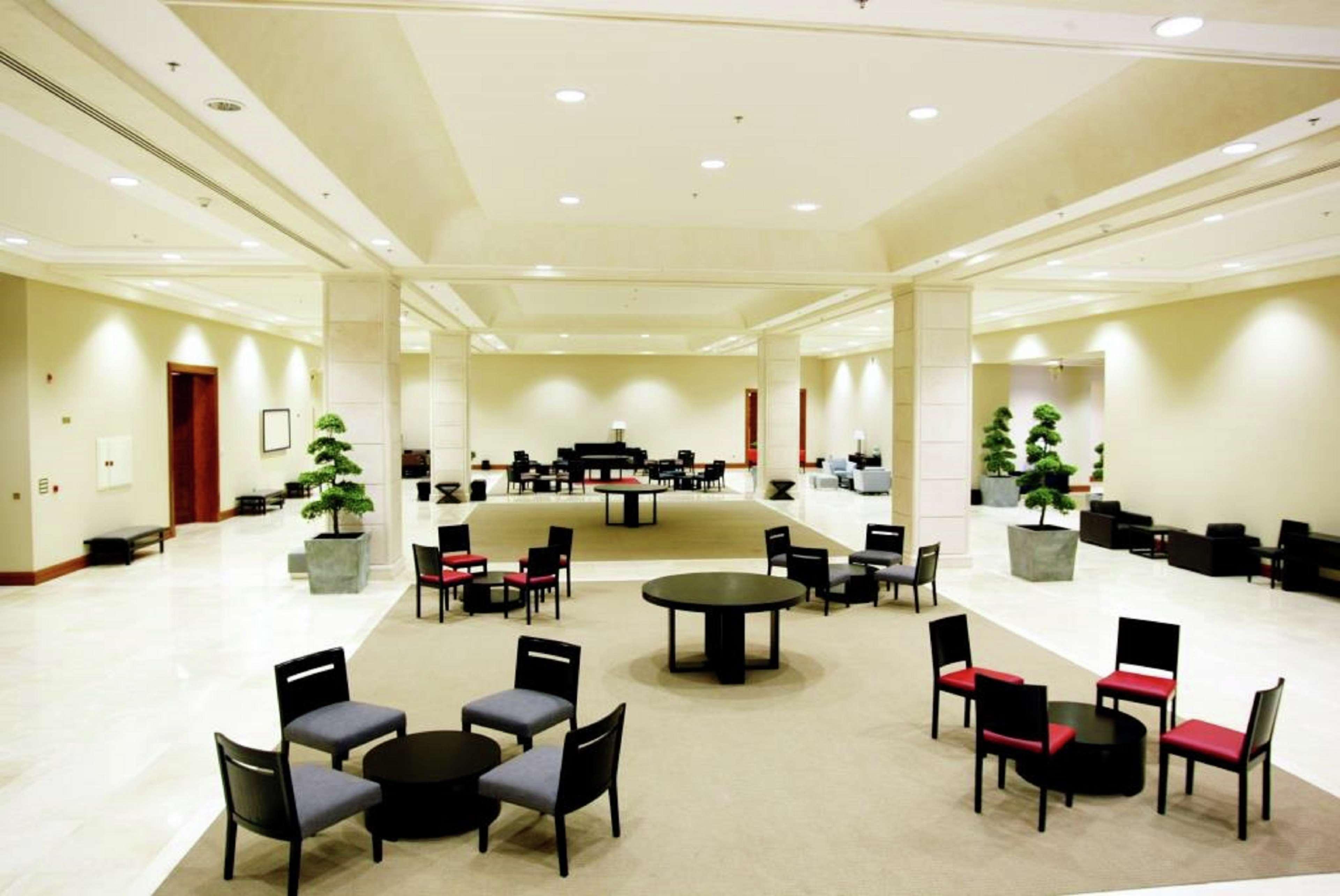 Hilton Dead Sea Resort & Spa Sweimeh Exterior foto The lounge at the airport