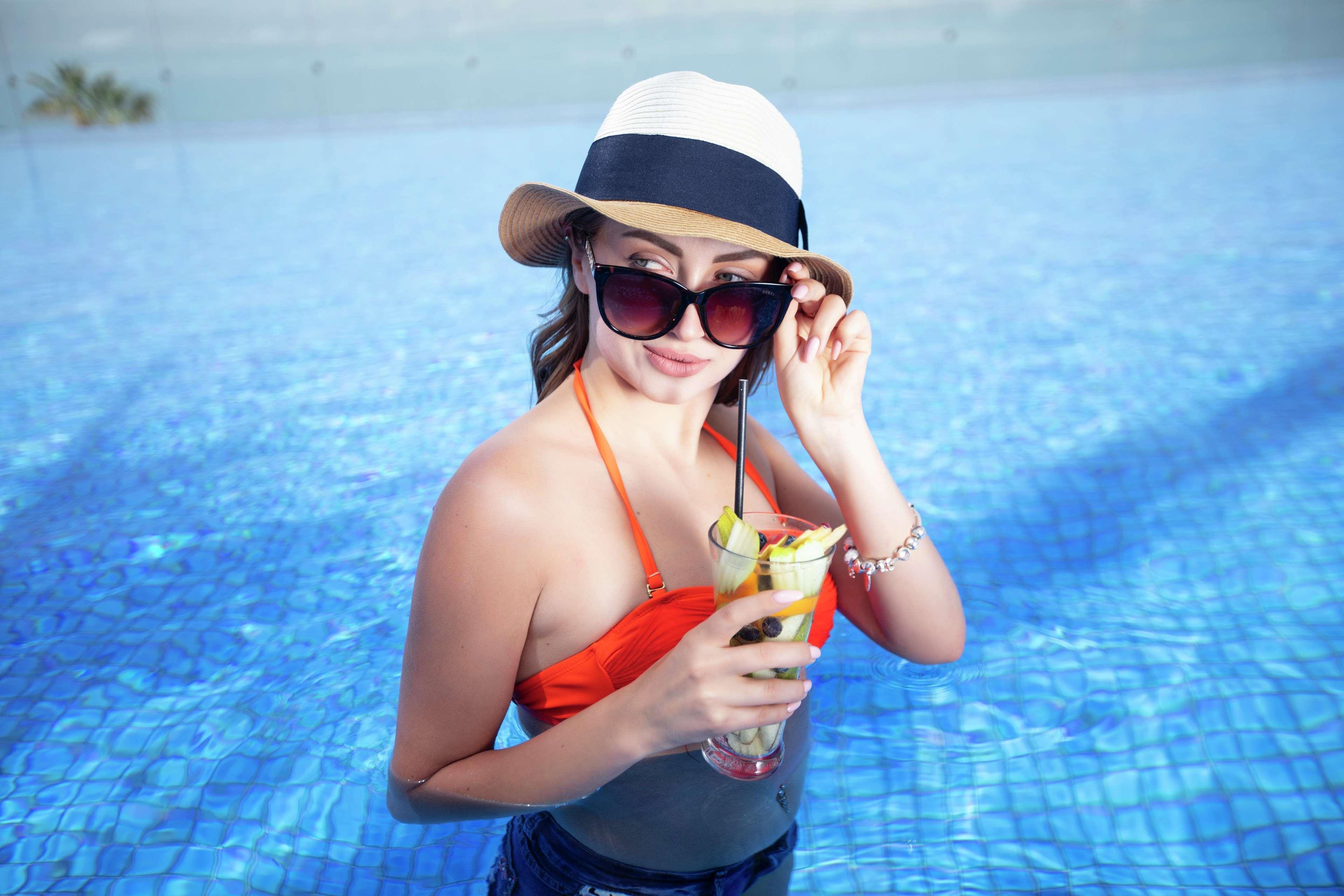Hilton Dead Sea Resort & Spa Sweimeh Exterior foto A woman wearing a hat