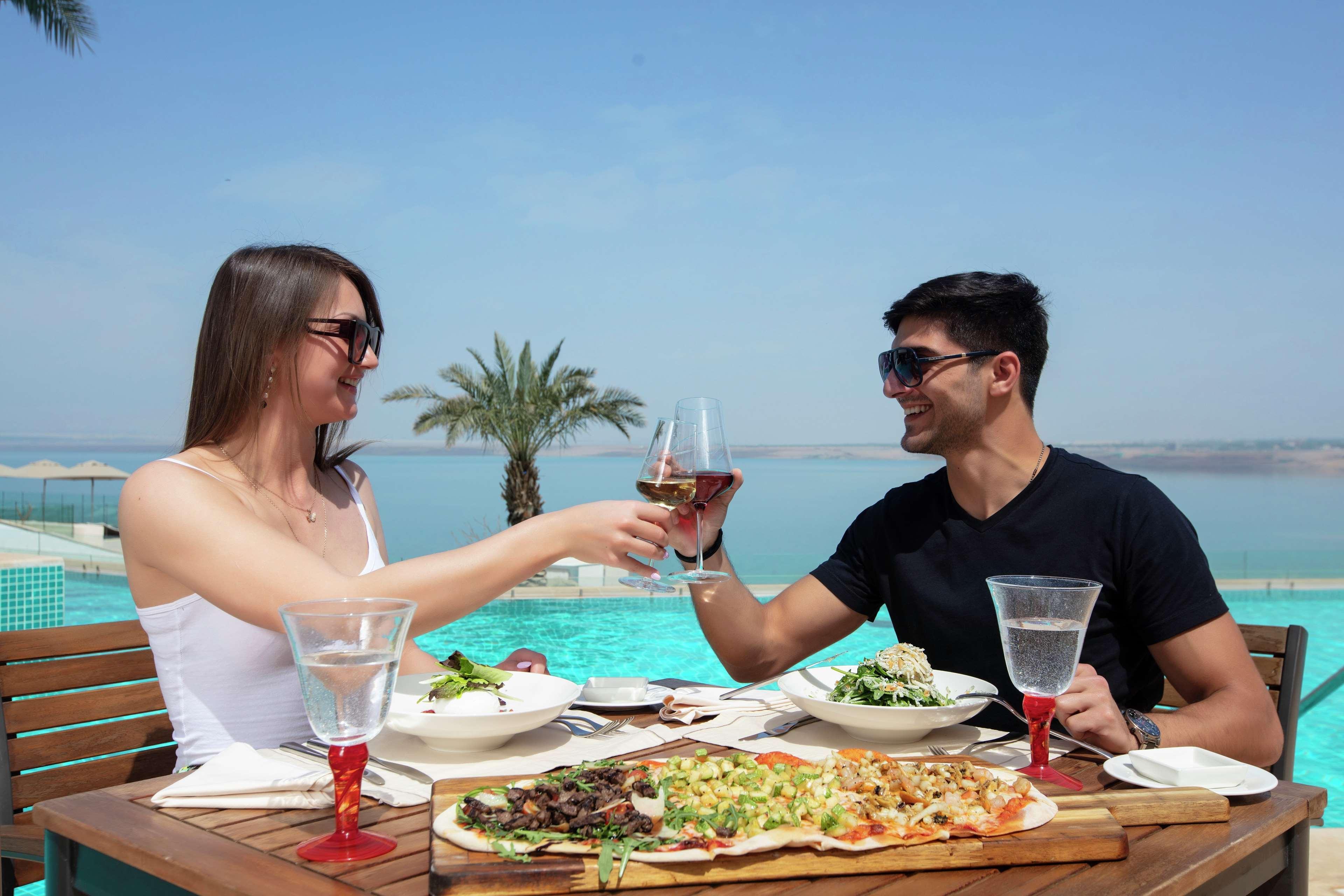 Hilton Dead Sea Resort & Spa Sweimeh Exterior foto A couple dining at a resort