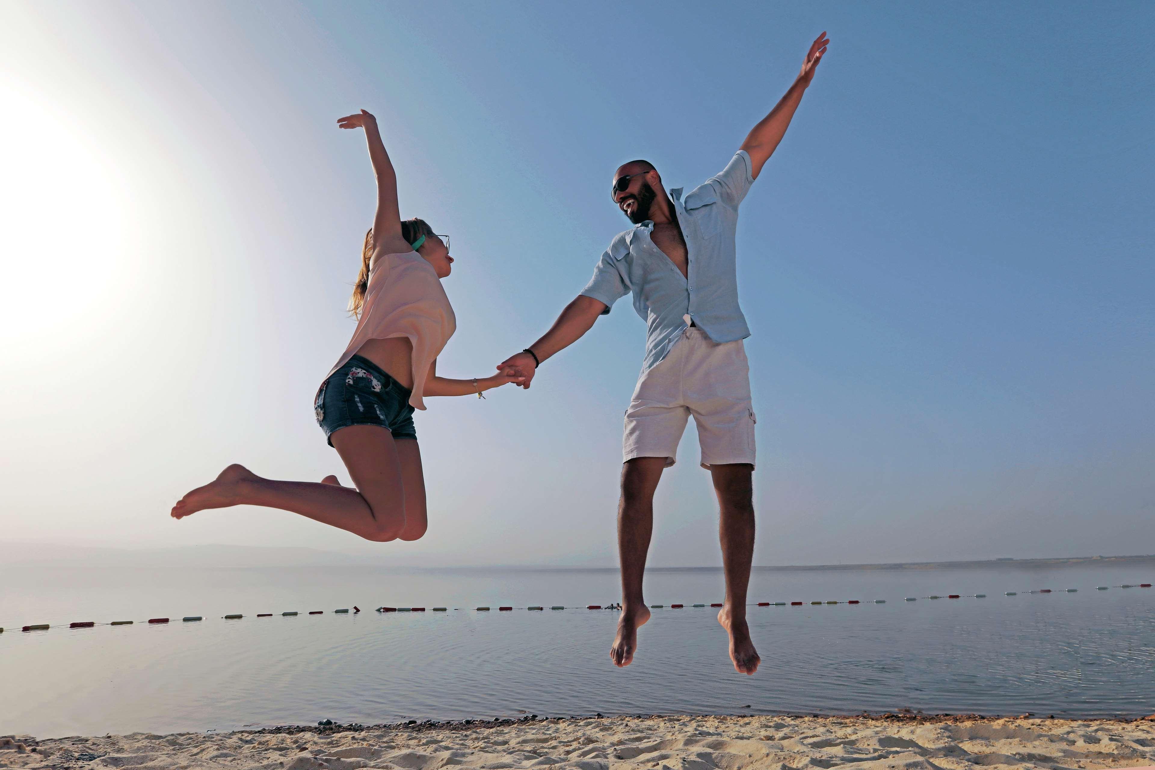 Hilton Dead Sea Resort & Spa Sweimeh Exterior foto A couple jumping on the beach