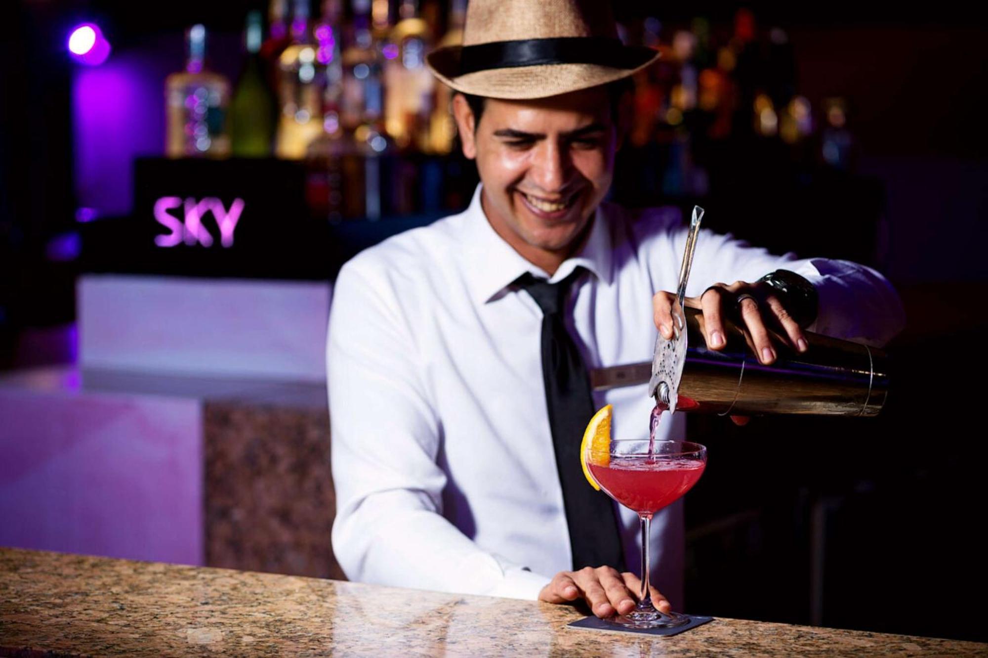 Hilton Dead Sea Resort & Spa Sweimeh Exterior foto A bartender at work