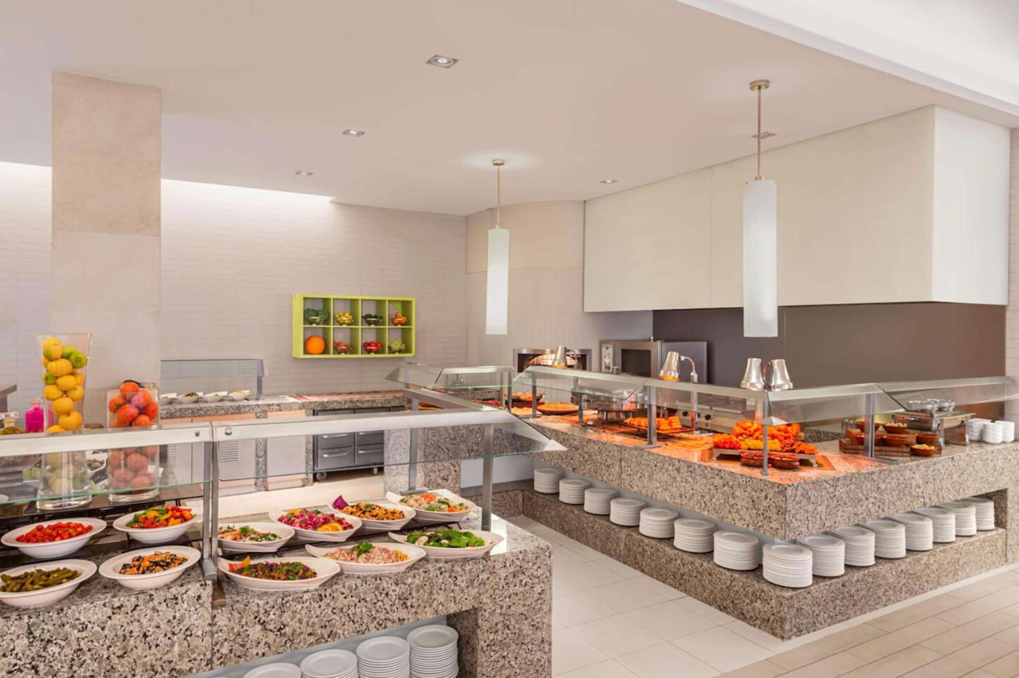 Hilton Dead Sea Resort & Spa Sweimeh Exterior foto The buffet at the hotel