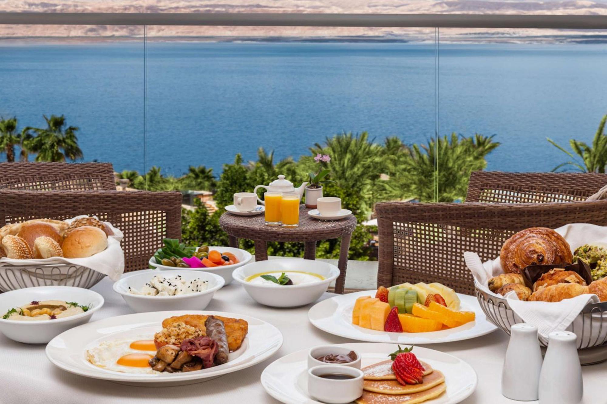 Hilton Dead Sea Resort & Spa Sweimeh Exterior foto A breakfast at the Dead Sea