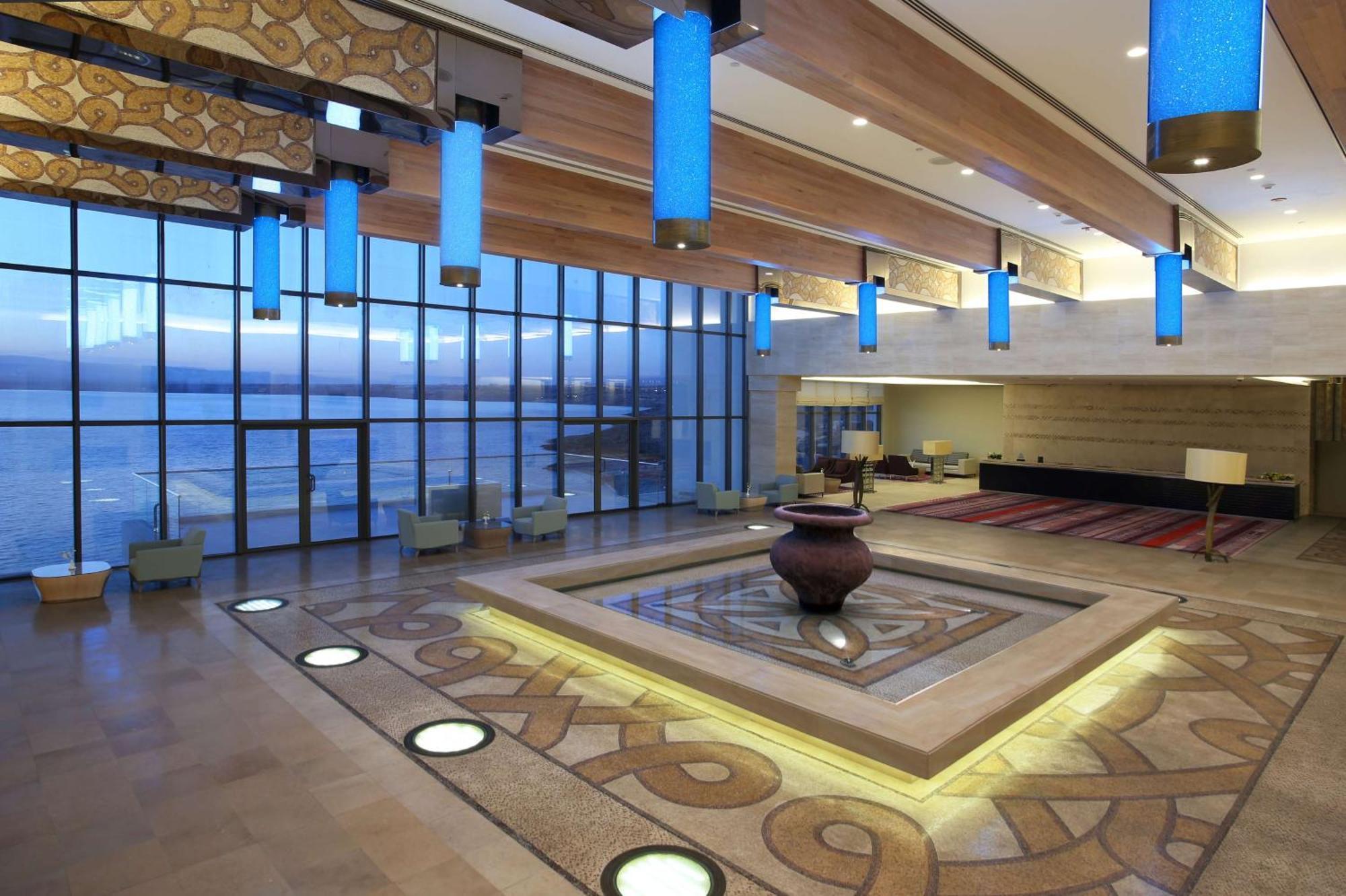 Hilton Dead Sea Resort & Spa Sweimeh Exterior foto The lobby of the hotel