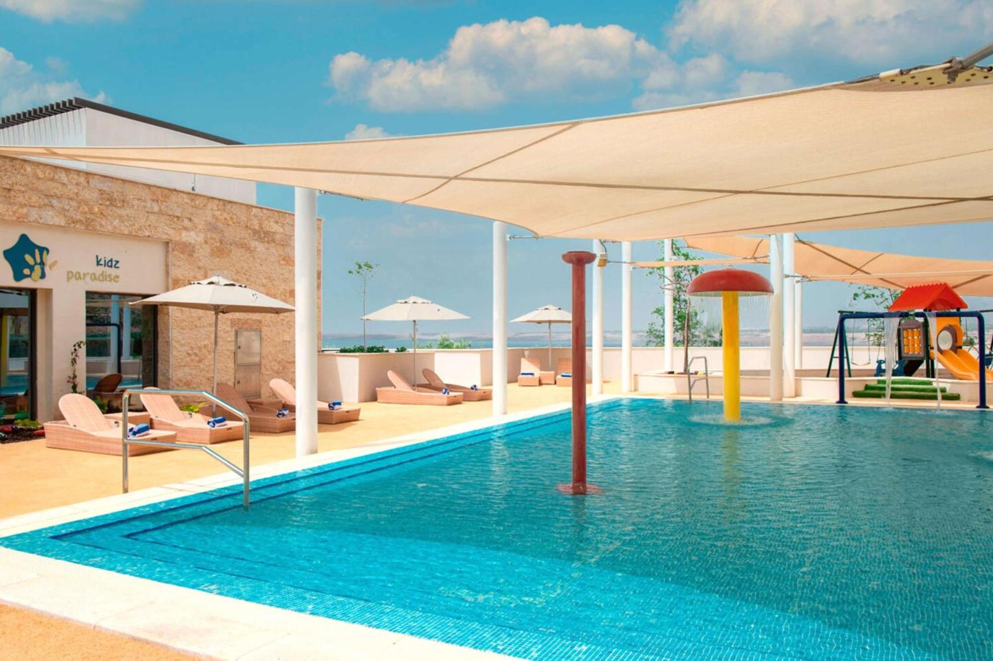 Hilton Dead Sea Resort & Spa Sweimeh Exterior foto Rooftop pool at the hotel